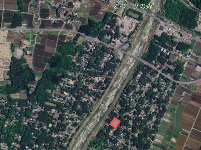 Foto udara luas: Sungai Hime dan Hutan Hakuba Green Sports, kavling bertanda merah di bawah
